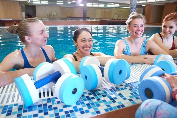 Jonge Meisjes Vrouwen Van Middelbare Leeftijd Doen Aqua Aerobics Met — Stockfoto