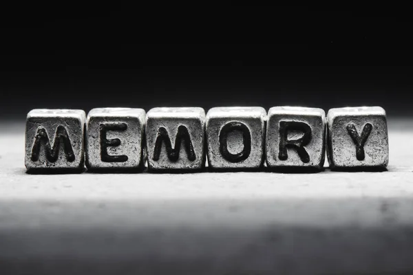 Memoria Iscrizione Cubi Metallici Isolati Uno Sfondo Scuro — Foto Stock