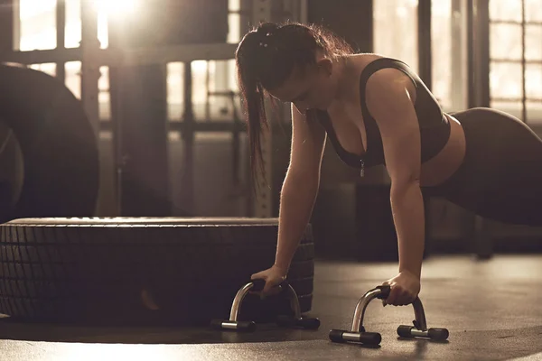 Young Woman Does Push Ups Sports Equipment Gym Real Workout — Stock Photo, Image