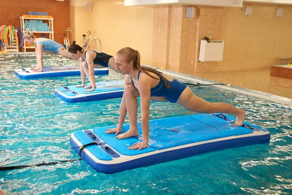 Young Girls Middle Aged Women Aqua Aerobics Inflatable Mattress Swimming — Stock Photo, Image