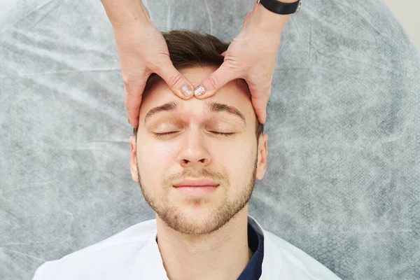 Bell Uomo Caucasico Massaggio Facciale Nell Ufficio Del Cosmetologo Procedure — Foto Stock