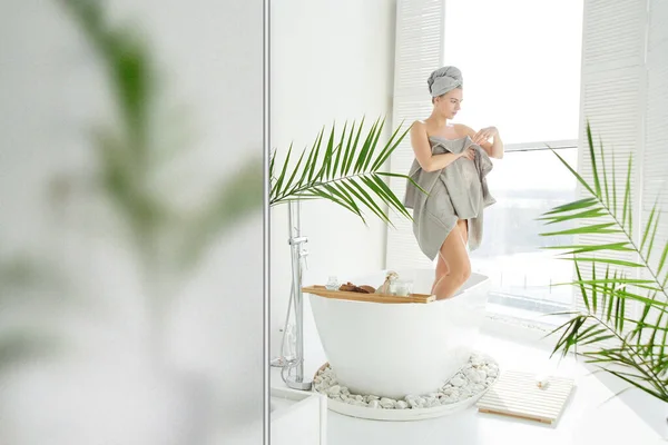 Havlu Giymiş Çıplak Bir Kadın Pencereli Lüks Bir Otelde Dinleniyor — Stok fotoğraf