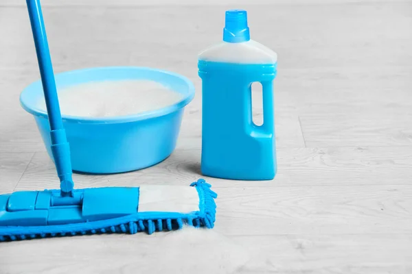 Taglio Strofinaccio Blu Bagnato Microfibra Con Detergente Kit Disinfezione Pulizia — Foto Stock