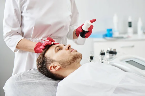 Hezký Kavkazský Mladík Kosmetických Procedurách Salónu Krásy Kosmetice Mužský Dermatolog — Stock fotografie
