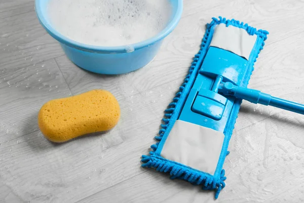 Taglio Strofinaccio Blu Bagnato Microfibra Con Detergente Kit Disinfezione Pulizia — Foto Stock