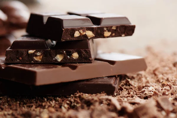 Composizione Barrette Pezzi Latte Cioccolato Fondente Diversi Cacao Grattugiato Sfondo — Foto Stock