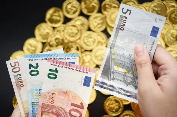 Euro-Scheine mit Goldmünzen — Stockfoto