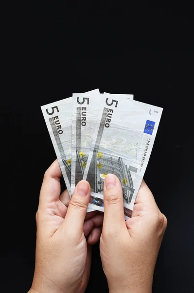 Fünf-Euro-Scheine zur Hand — Stockfoto