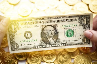 Bir dolar el ve altın sikkeler 