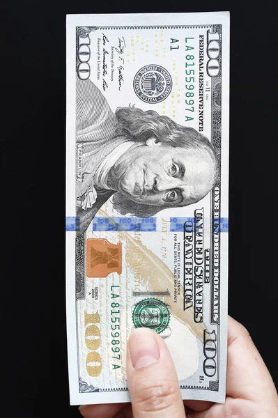 Cem dólares à mão — Fotografia de Stock