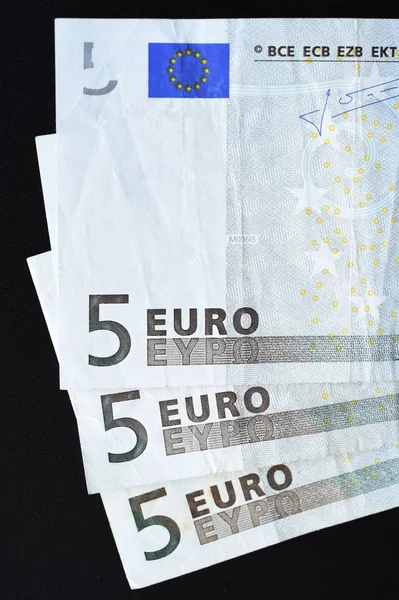 Cinco euros sobre fundo preto — Fotografia de Stock