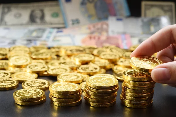 Hand leverera en stack av mynt i form av Graf — Stockfoto
