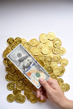 Yüz dolar ve madeni paralar 