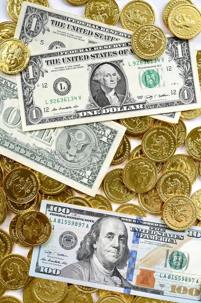 Dollarscheine und Goldmünzen — Stockfoto