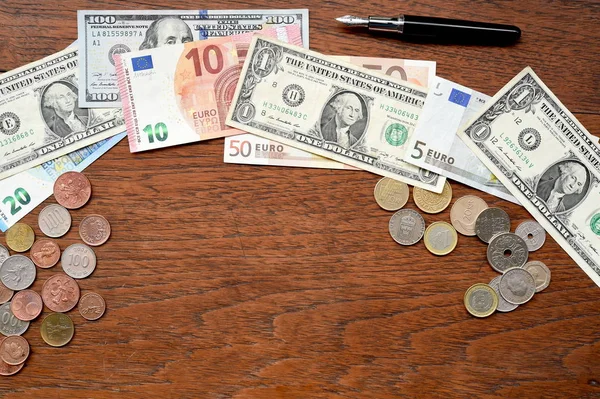 Banknoten und Münzen — Stockfoto