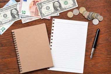 banknot ve madeni paralar ile defter 