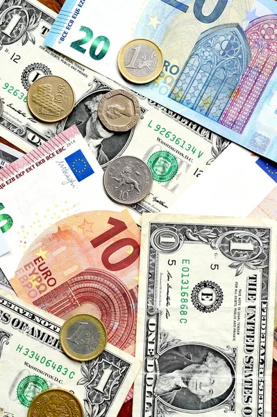 Euro- und Dollarscheine mit Münzen — Stockfoto