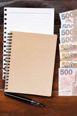 banknot ve madeni paralar ile defter 