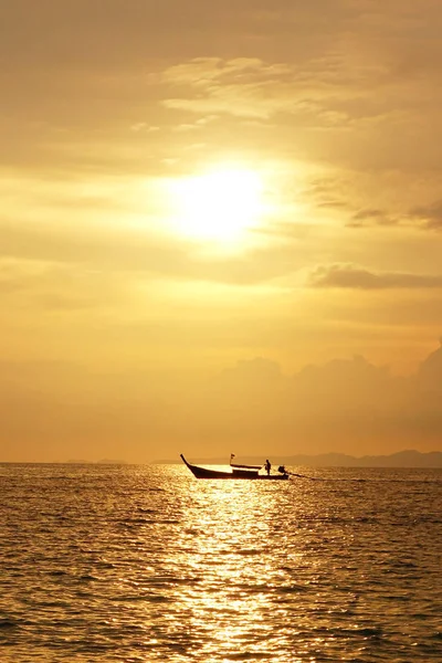 Hermosa puesta de sol sobre el mar — Foto de Stock