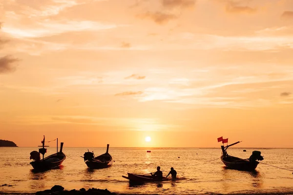 Hermosa puesta de sol sobre el mar — Foto de Stock