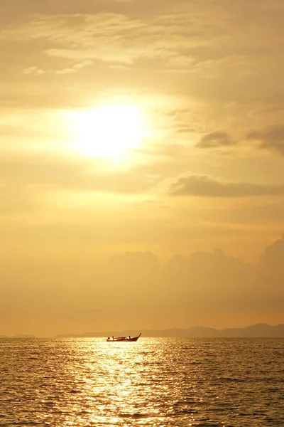 Hermosa puesta de sol sobre el mar — Foto de Stock