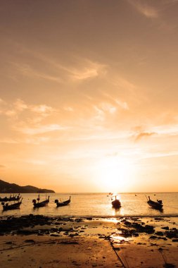 Denizin üzerinde güzel bir gün batımı