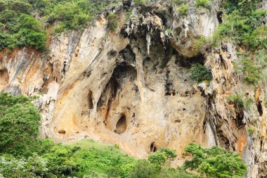 Bir dağ mağaralarda 