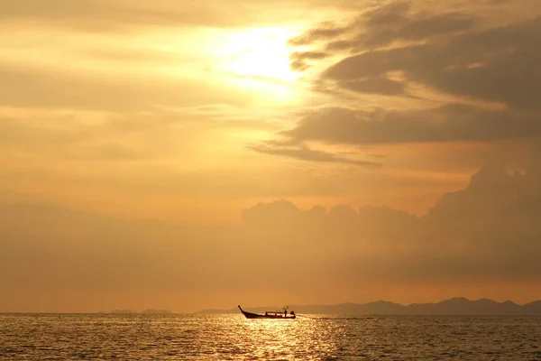 Hermosa puesta de sol sobre el mar — Foto de Stock