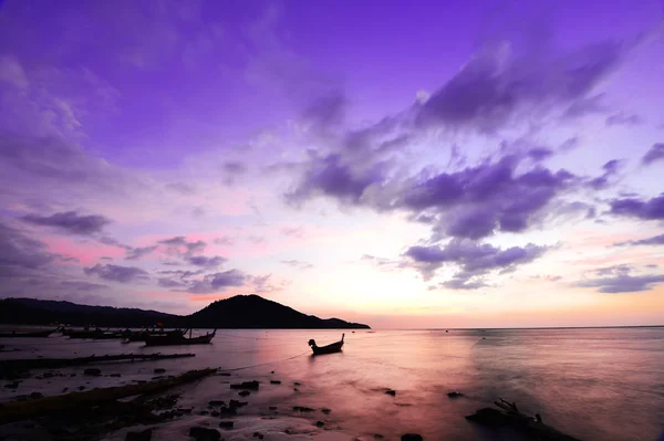 Hermosa puesta de sol sobre el mar — Foto de Stock