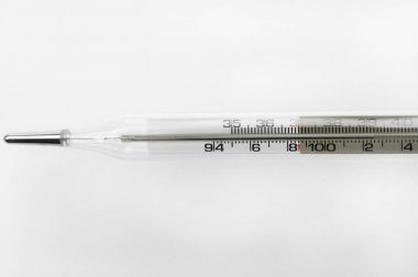 Beyaz arka plan üzerinde cam tüp ve cıva Termometreler, yakın çekim 