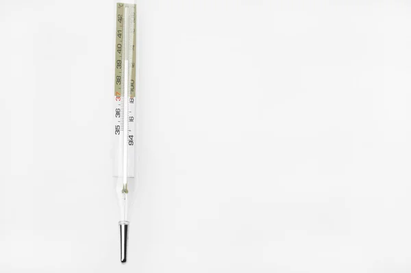 Close up de tubo de vidro e termômetros de mercúrio sobre fundo branco — Fotografia de Stock