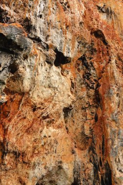 Bir dağ mağaralarda 