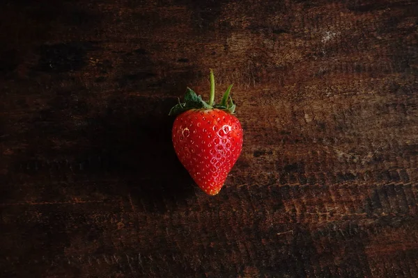 Fresa fresca sobre fondo de madera — Foto de Stock