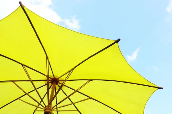 Жовтий парасольки проти — стокове фото