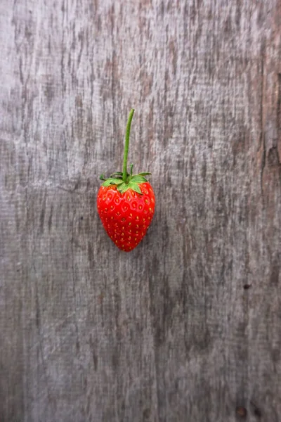 木制背景的新鲜草莓 — 图库照片