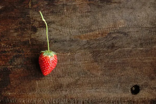 Morango fresco sobre fundo de madeira — Fotografia de Stock