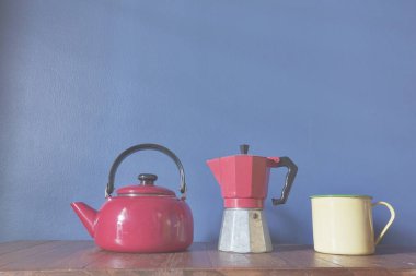 Retro çinko çaydanlıklar ahşap arka plan üzerinde