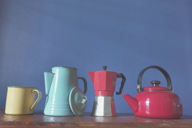 Retro çinko çaydanlıklar ahşap arka plan üzerinde