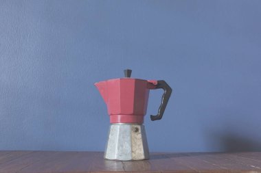 Retro çinko çaydanlıklar ahşap arka plan üzerinde