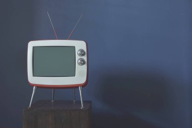  Odadaki televizyon.