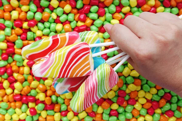 Tatlılar ve şeker şeker renkli, el yapımı girdap lolipop — Stok fotoğraf