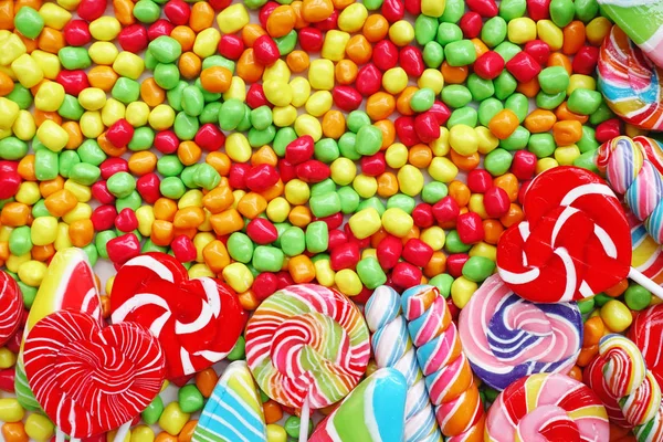 Snoepjes en suiker snoepjes kleurrijke, handgemaakte swirl lollipop — Stockfoto