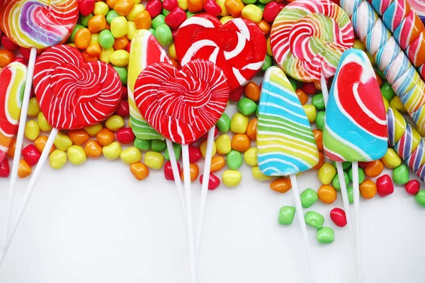 Doces e doces de açúcar coloridos, feitos à mão redemoinho pirulito — Fotografia de Stock