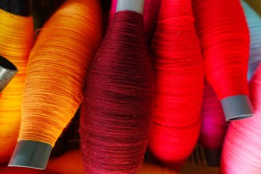 Kumaş kullanılan renkli iplik makaralar 