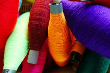 Kumaş kullanılan renkli iplik makaralar 