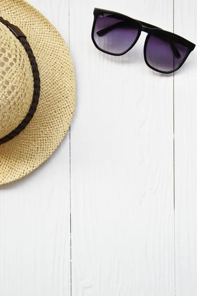 Yaz şapka ve güneş gözlüğü aksesuarları ile 