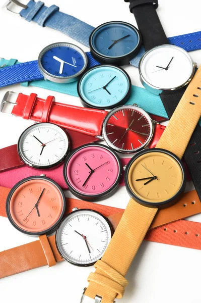 Набір різнокольорових наручних годинників — стокове фото