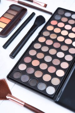  makyaj ve kozmetik güzellik ürünleri düzenlenmiş