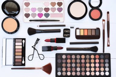 makyaj ve kozmetik güzellik ürünleri düzenlenmiş