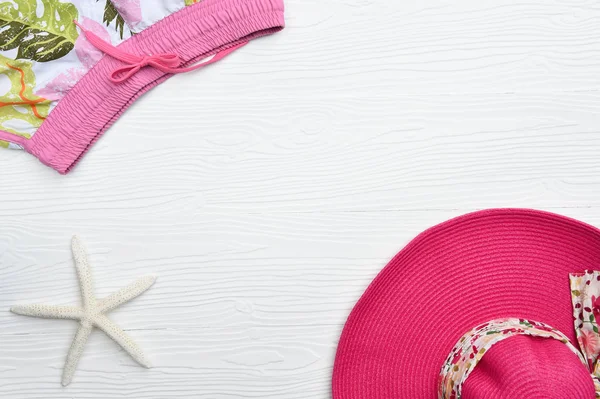 Sombrero de verano y gafas de sol con accesorios y sandalias — Foto de Stock